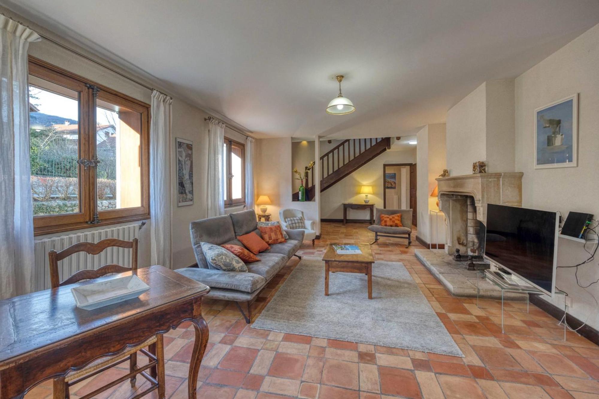 #Hp La Maison Des Lilas Large Family House Sleeps 12 Garden Seyssinet エクステリア 写真